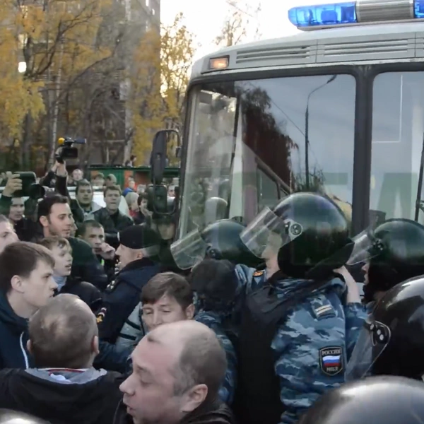 Задержали больше 400 человек, показательно наказали и убийцу, задержания провели и на овощебазе&nbsp;— с поста сняли префекта и главу управы | Источник: RosbaltMoscow / Youtube.com