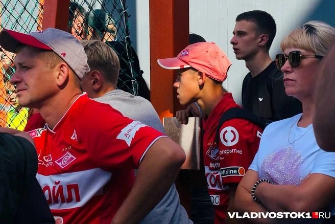 Он получил 4 автографа | Источник: Елена Буйвол / VLADIVOSTOK1.RU