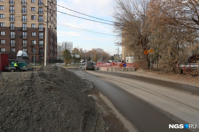 Вдоль дороги есть несколько раскопанных участков, относятся ли они к ремонту водовода — неизвестно | Источник: Андрей Бортко / NGS.RU