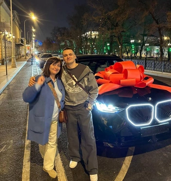 Видеоблогер подарил BMW X3 маме