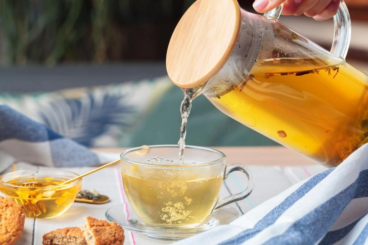 Вылить или выпить: через сколько часов после заваривания чай превращается в отраву | Источник: iStockphoto/FabrikaCr