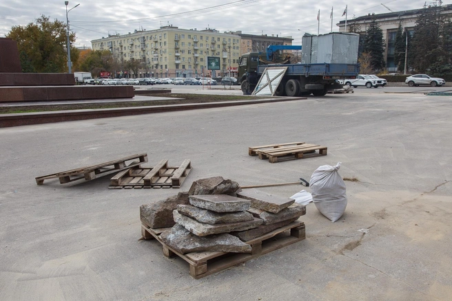 Это не оставшиеся лишние детали. Это плиты облицовки, которые пришлось менять на новый гранит | Источник: Константин Завриков / V1.RU