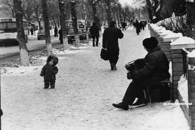 Одним зимним днем 1990 года уличный музыкант обрел самого преданного поклонника своего творчества  | Источник: Сергей Киселев, Тюмень до нашей эры / Vk.com
