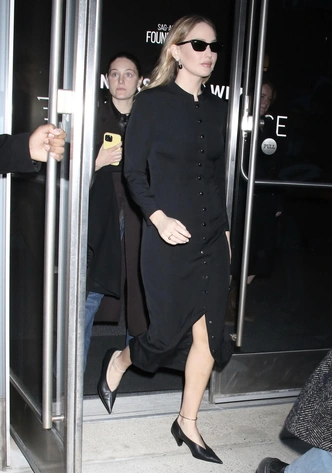 Воротник-стойка: Какой будет самый популярный силуэт в этом сезоне? | marieclaire.ru