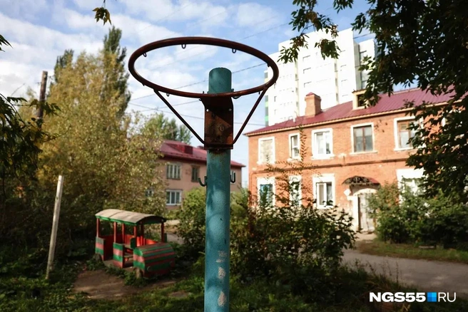 То самое баскетбольное кольцо и яркий паровозик в углу | Источник: Евгений Софийчук / NGS55.RU