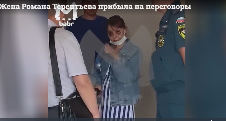 «Орет, что жена изменила»: неадекват из Иркутска несколько часов удерживает сына на краю балкона 13 этажа