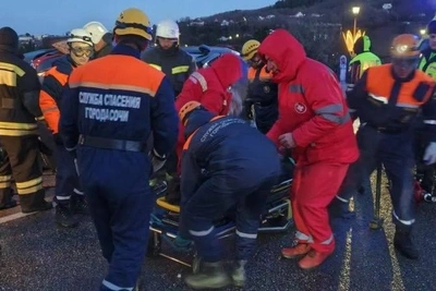 В Сочи из перевернутой машины спасли пять человек