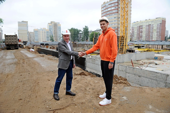 Экскурсию для Александра провел генеральный директор «КОРТРОС-Пермь» Анатолий Маховиков | Источник: Ирина Тропина