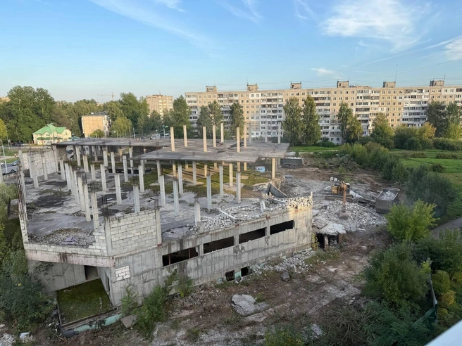 Сносят легендарный недострой в Брагине | Источник: Марина / читательница 76.RU