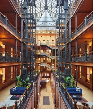 Коворкинг в знаменитом здании Bradbury Building в Лос-Анджелесе