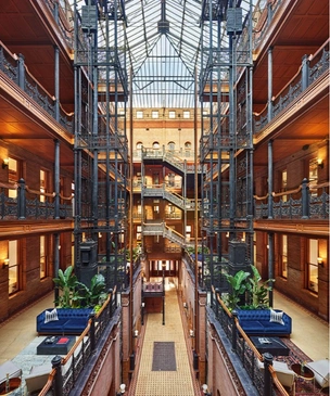 Коворкинг в знаменитом здании Bradbury Building в Лос-Анджелесе