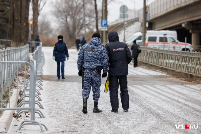 Вокруг комплекса зданий прогуливаются многочисленные сотрудники Росгвардии и полиции | Источник: Алексей Волхонский / V1.RU