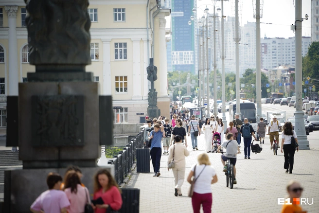 Днём в центре города было очень много людей | Источник: Кирилл Кушнов / E1.RU