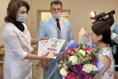 Щеглова и Ярилов поздравили одну из первых новорождённых в Чите