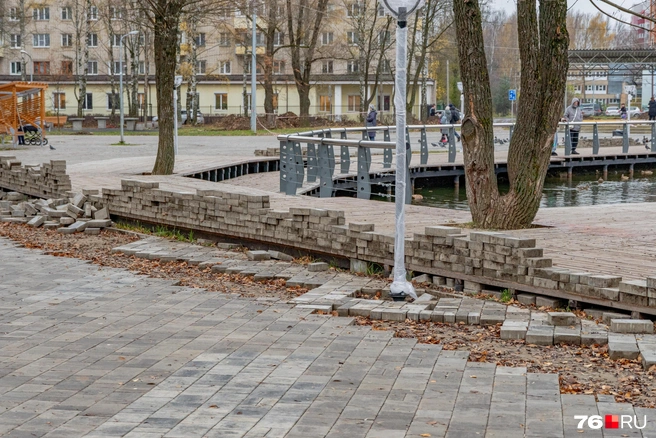 Плитку вновь разобрали. Лишь бы всё вернули на свое место | Источник: Кирилл Поверинов / 76.RU