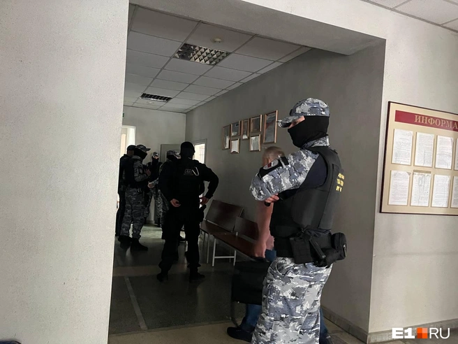 Силовики в масках и плач задержанных: что творилось в екатеринбургском суде, куда привезли клан азербайджанцев | Источник: Анастасия Якупова / E1.RU 