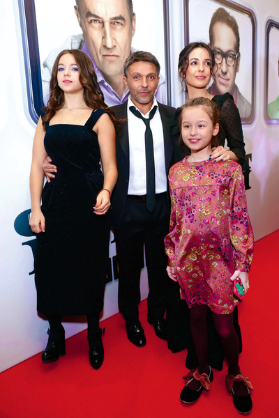 Актер со второй супругой Анной и дочерьми от первого брака — Лизой и Евой