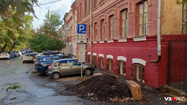 Чиновники превратили в платную парковку площадку у входа в школу | Источник: читатели V1.RU