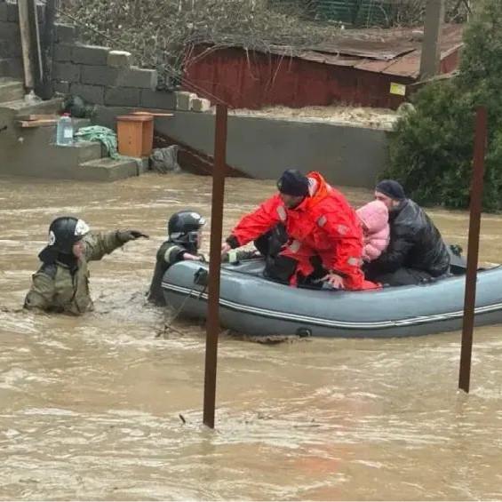 Вода сносит машины, а люди спасаются из окон второго этажа: Дагестан тонет из-за мощного наводнения