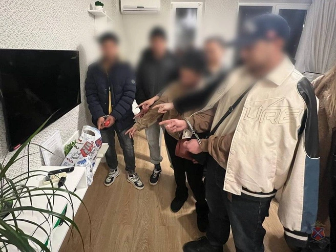 В Волгограде полицейские задержали сразу три семьи кубинцев с огромной партией наркотиков — видео | Источник: ГУ МВД России по Волгоградской области