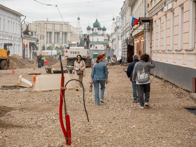 Прохожим приходится передвигаться по строительной площадке | Источник: Александр Куренной / 76.RU