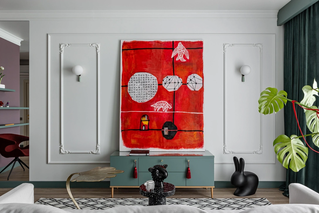 Гостиная. Краска, Eskaro. Лепнина, «Европласт». Инженерная доска, TarWood. Комод выполнен на заказ. Бра, Odeon Light. Пуф-заяц, Qeeboo. Картина Светы Баевой. | Источник: Андрей Кот. Стиль: Валерия Макаревич