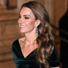 Ослепительно красива: Кейт Миддлтон в платье из изумрудного бархата и бриллиантах на встрече с медвежонком Паддингтоном