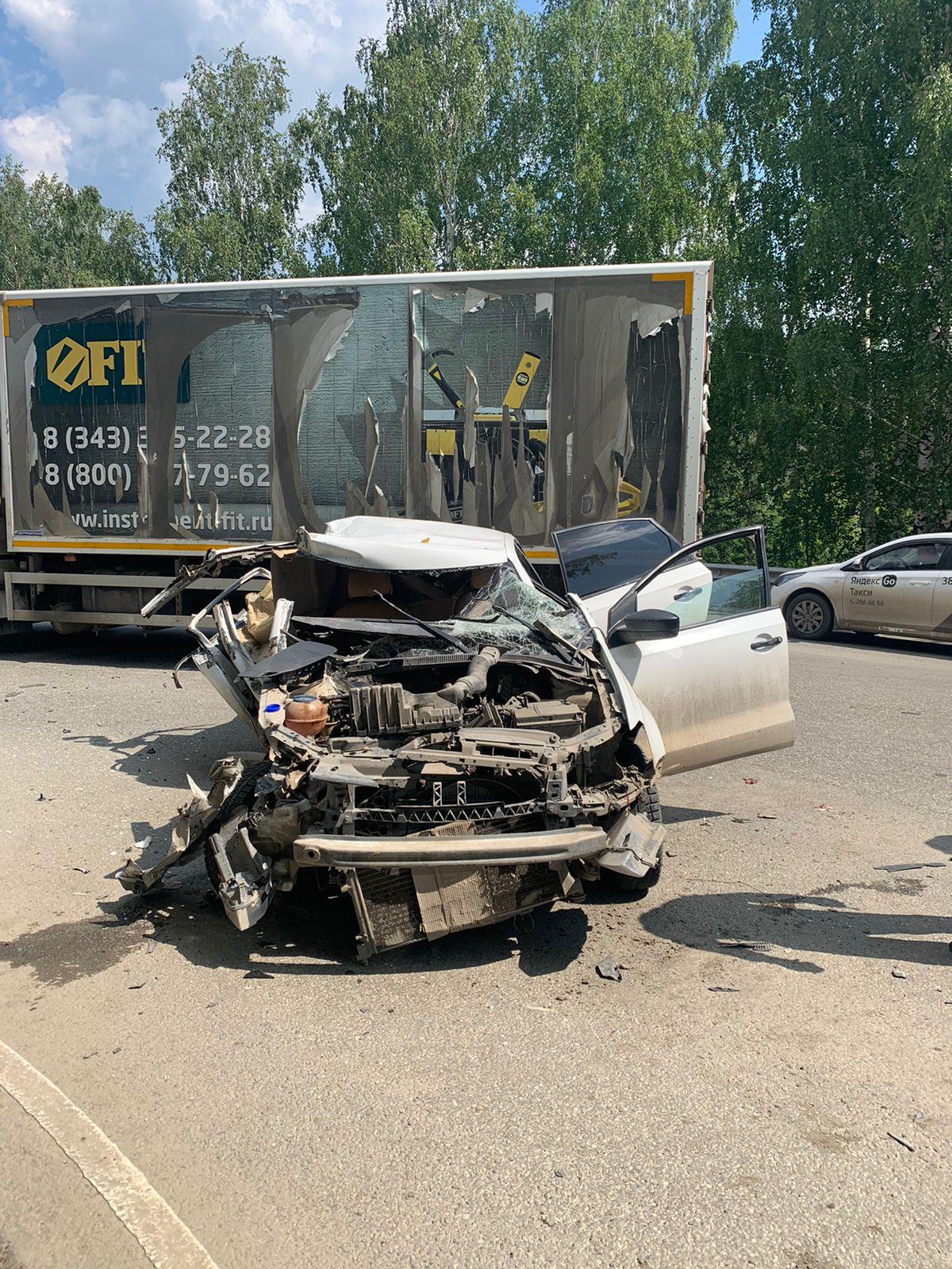 В Екатеринбурге грузовик протаранил иномарку, в аварии пострадали две  девушки, 8 июля 2022 г. - 8 июля 2022 - Е1.ру