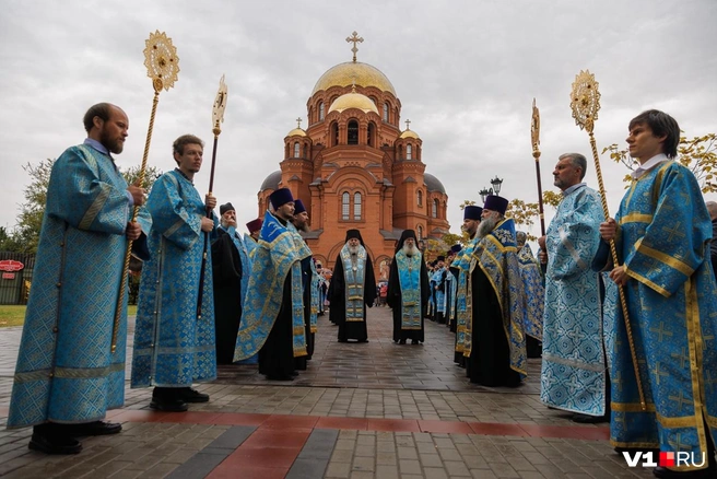 С самого утра прибытия святого образа ожидали волгоградские священнослужители  | Источник: Алексей Волхонский / V1.RU