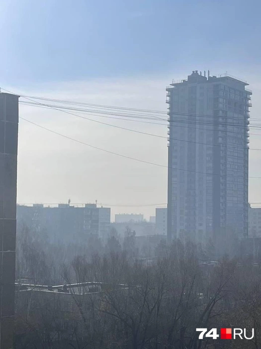 Даже с первых этажей была видна дымка в воздухе | Источник: читатель 74.RU