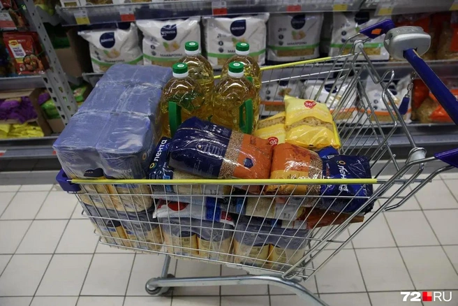 Эта корзина работающего мигранта на стройке. Он закупает продукты на всю бригаду. Берет всего и помногу  | Источник: Ирина Шарова / 72.RU