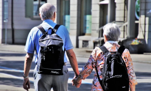 Продолжительность жизни резко сократилась, а число долгожителей выросло. Демограф — о статистической аномалии ковидного времени