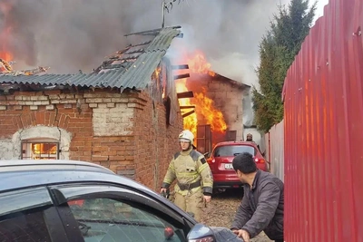 В Туле огонь повредил два дома, гараж и пять машин