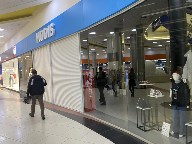Закрытый магазин Modis в торговом центре «Сибирский молл» | Источник: Стас Соколов / NGS.RU