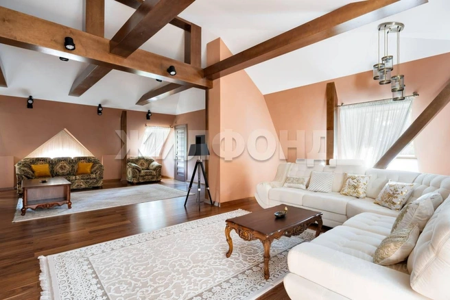 В доме также есть мансардный этаж. Он служит дополнительными гостевыми комнатами. | Источник: агентство недвижимости «Жилфонд»/n1