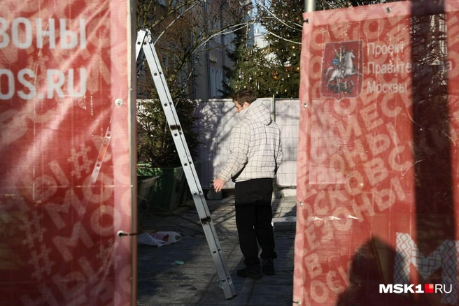 В центре снимают все новогодие украшения | Источник: Артем Устюжанин / MSK1.RU