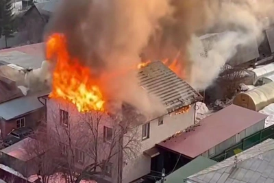 Пожар в Кировском районе начался с бани, вынесли газовый баллон