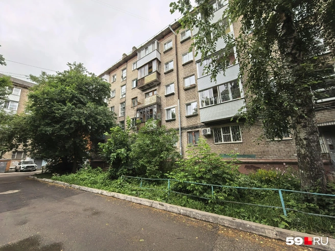 Пермячку насторожило объявление о продаже квартиры в этом доме: ее отдавали за бесценок, а ее пожилая хозяйка оформила доверенность на настоятельницу скита | Источник: Василина Любимова / 59.RU
