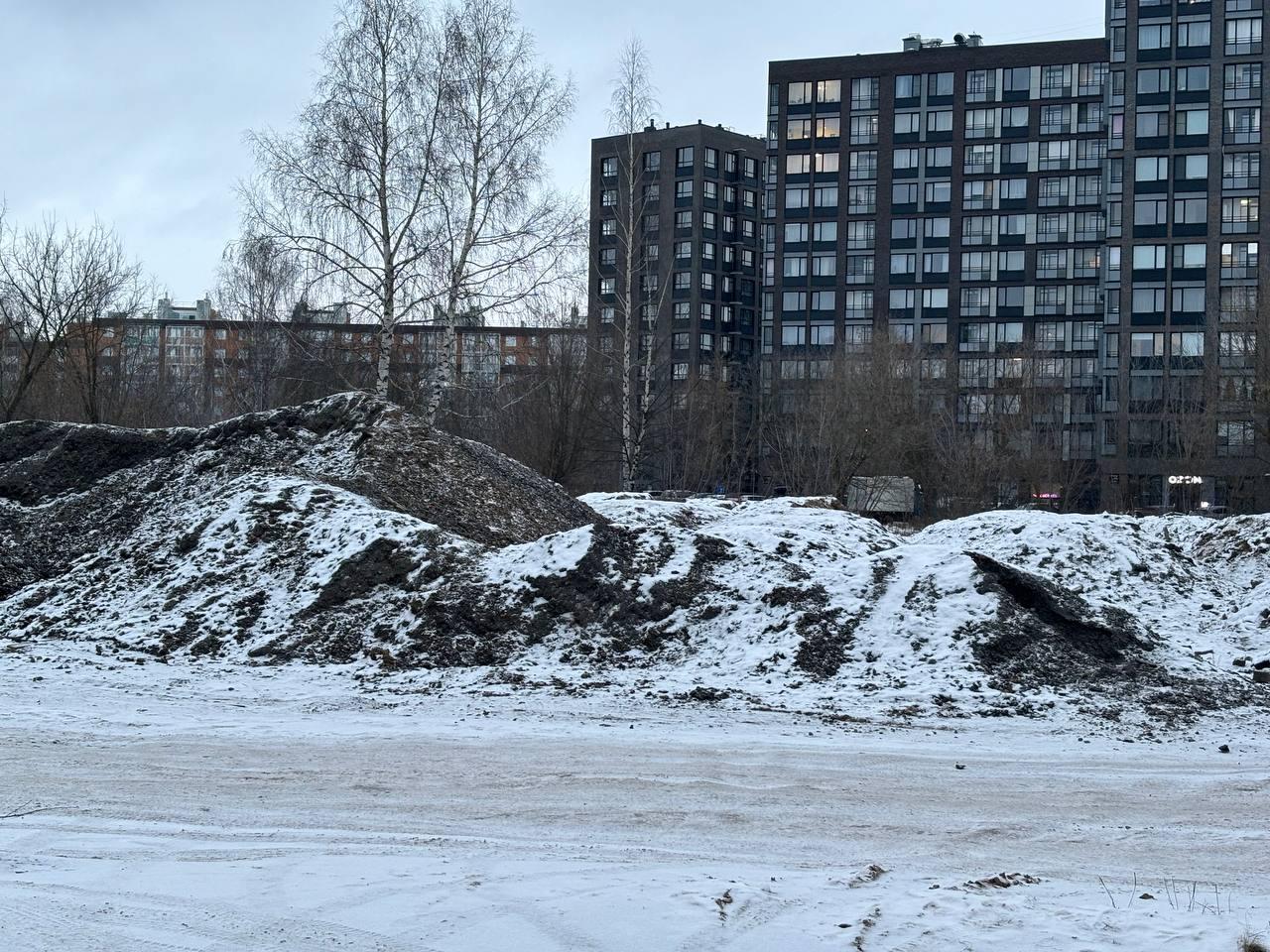 Под окна нового ЖК в Ярославле сгрузили кучи грязи