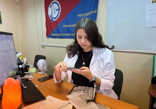 Девушка проверяет измерительные приборы, организует поверки и руководит подразделением | Источник: Управление информационных проектов НСО
