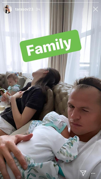 Уставшая и с молокоотсосом на груди: Дмитрий Тарасов показал, как выглядит его жена спустя три недели после родов