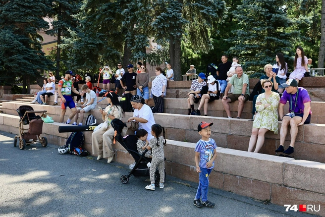 Зрители предпочли скучковаться в тени | Источник: Михаил Шилкин