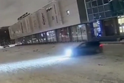 За ночной дрифт на парковке ТЦ петербуржца привлекли к ответу