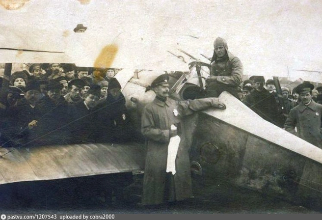 Пилот Алексей&nbsp;Муратов и первый аэроплан Nieuport на ипподроме Екатеринбурга, 1917 год | Источник: pastvu.com