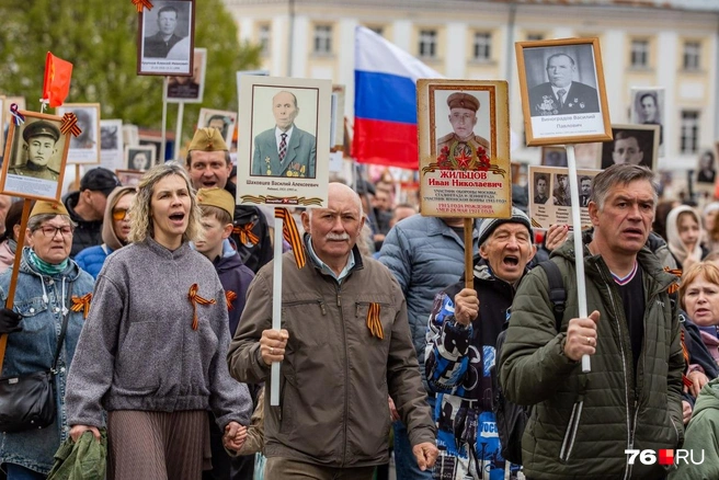 Участники пели и кричали «Ура!» | Источник: Кирилл Поверинов / 76.RU