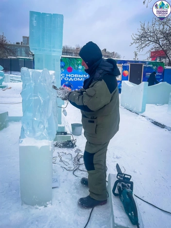 Погода отлично подходит для работы со льдом | Источник: Ледовый городок на Михайловской набережной / Vk.com