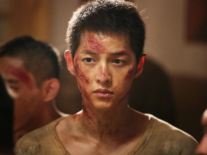 Сон Джун Ки в роли Пак Му Ёна | Источник: Кадр из фильма «Кунхам: Пограничный остров»