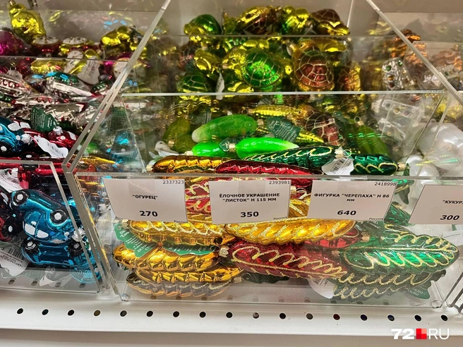 Рядом игрушки, вдохновленные украшениями из СССР | Источник: Анатолий Кузнецов / 72.RU