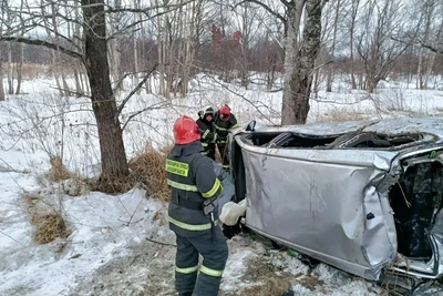 Пожарные ликвидировали последствия ДТП на Сахалине