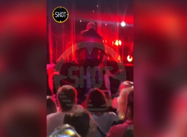 Получивший повестку певец Xolidayboy упал в обморок во время концерта | ya62.ru